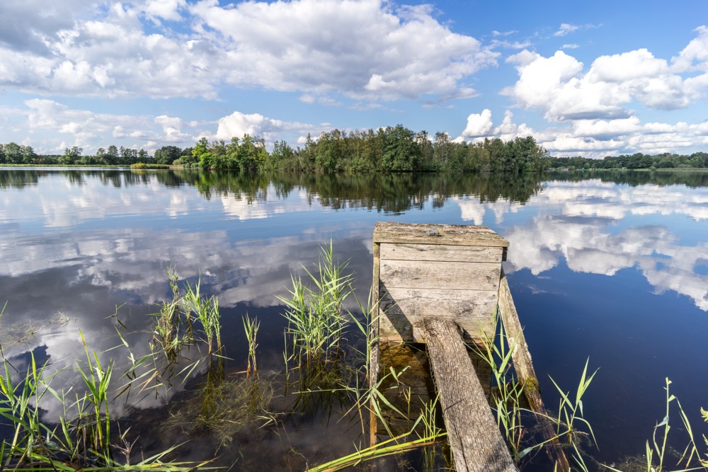 See mit Vordergrund und Spiegelung