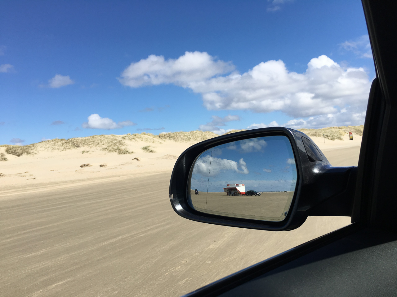 Spiegelung im Rückspiegel des Autos - Beispiel für Fotografie und Spiegelung